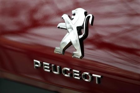 Top Peugeot shareholders approve merger with Fiat