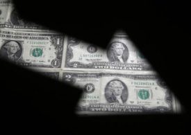 Dollar Gains; Yields Rise on Inflation Concerns