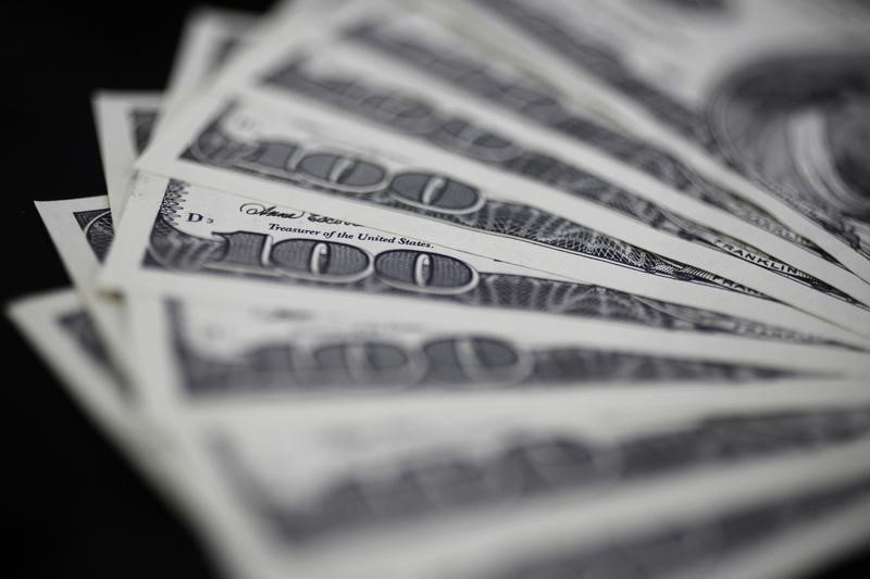 Dollar Falls as U.S. Yields Slip, but Bearish Bets Easing Amid Recovery