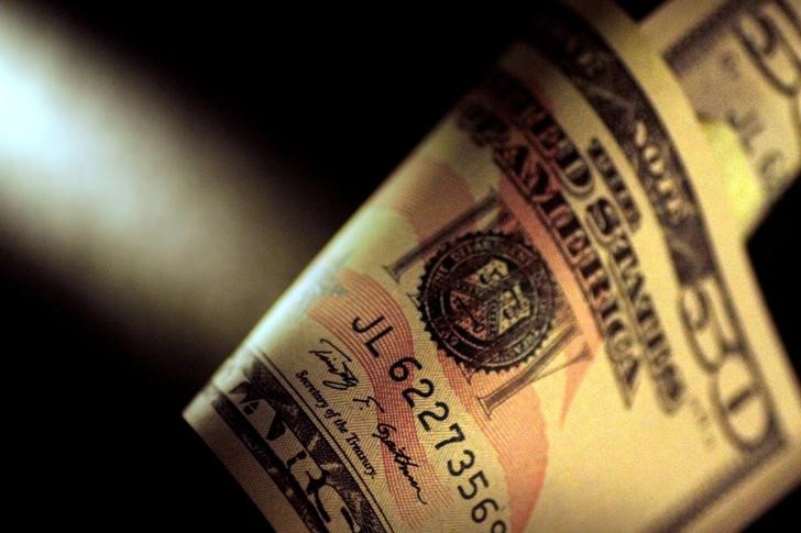 Dollar Down, Near One Week Low, as Omicron Fears Ease By Investing.com