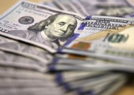 Dollar Edges Lower After Powell's Comments Prompted Gains By Investing.com