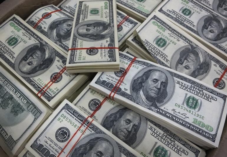 Dollar Edges Higher; Growing Risk Aversion Helps By Investing.com