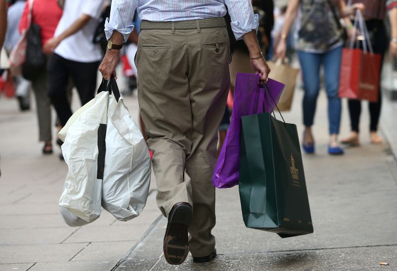 UK shopper numbers up 0.9% last week on weather boost