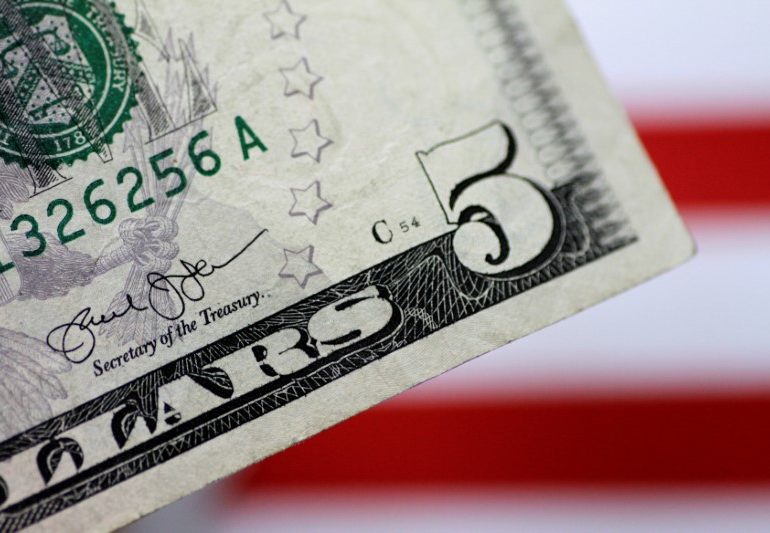 Dollar Marooned at One-Month Low Ahead of Payrolls By Investing.com