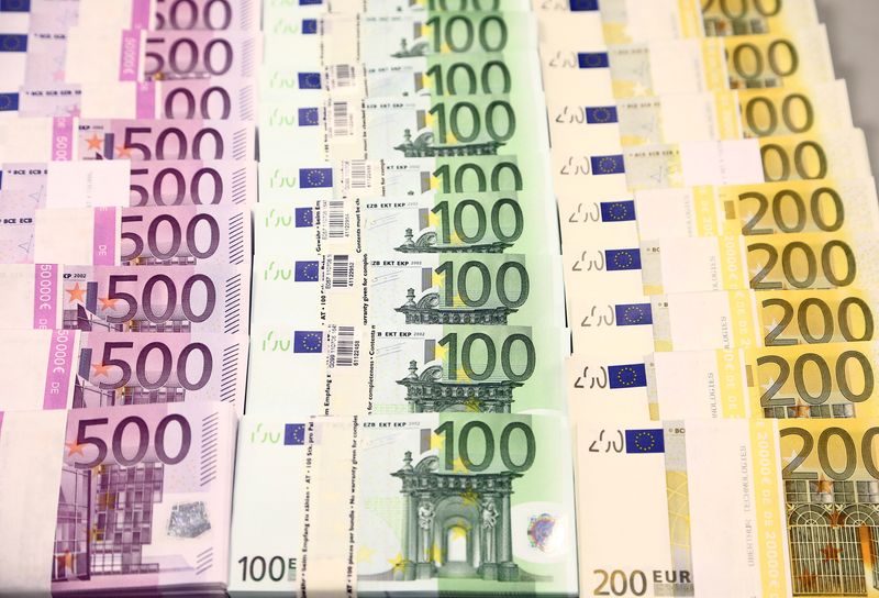 Rouble, euro plunge after West steps up Russia sanctions; yen gains
