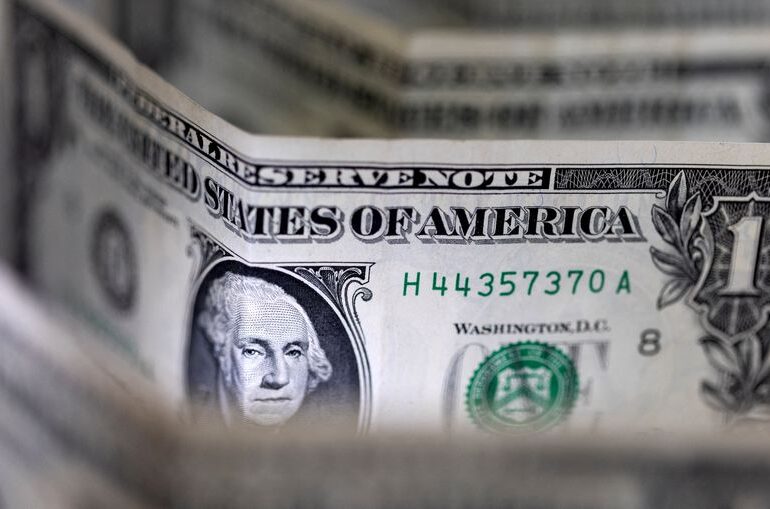 Dollar Weakens as Treasury Yields Drop; Sterling Retains Strength By Investing.com